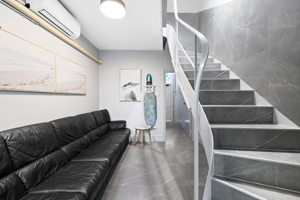 Guest house Luxe Single - Ac - Next To Station - Nearby Hot Spots - Shared Bathroom