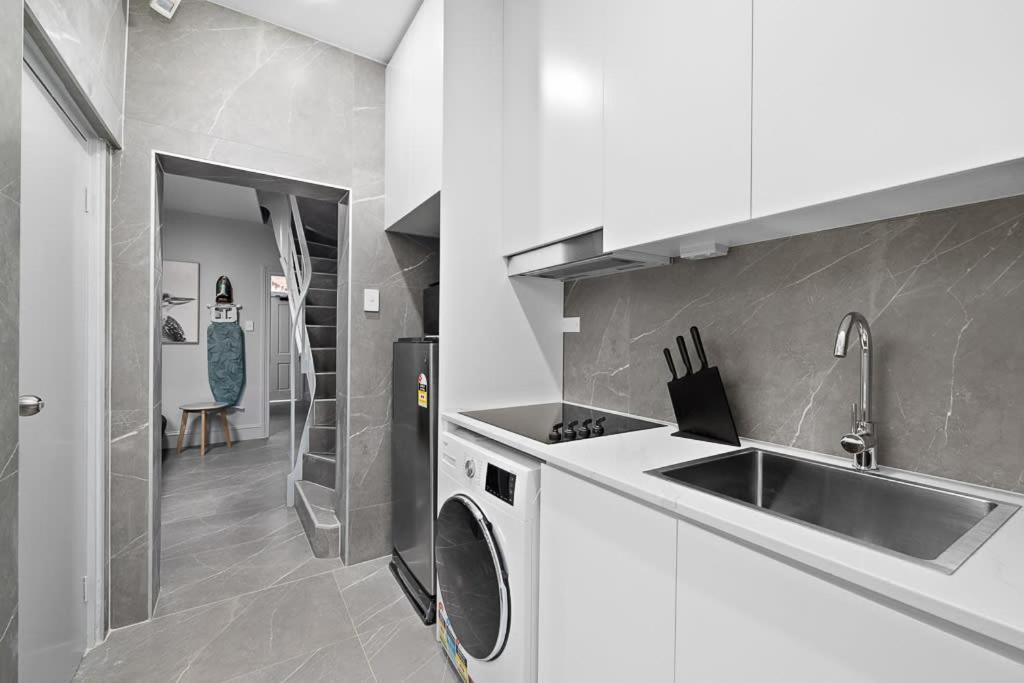 Guest house Luxe Single - Ac - Next To Station - Nearby Hot Spots - Shared Bathroom Sydney