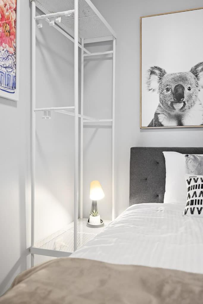 Luxe Single - Ac - Next To Station - Nearby Hot Spots - Shared Bathroom * Sydney