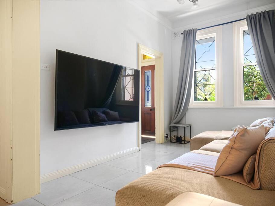 Holiday home 4 Bdrm Terrace With Office Sydney