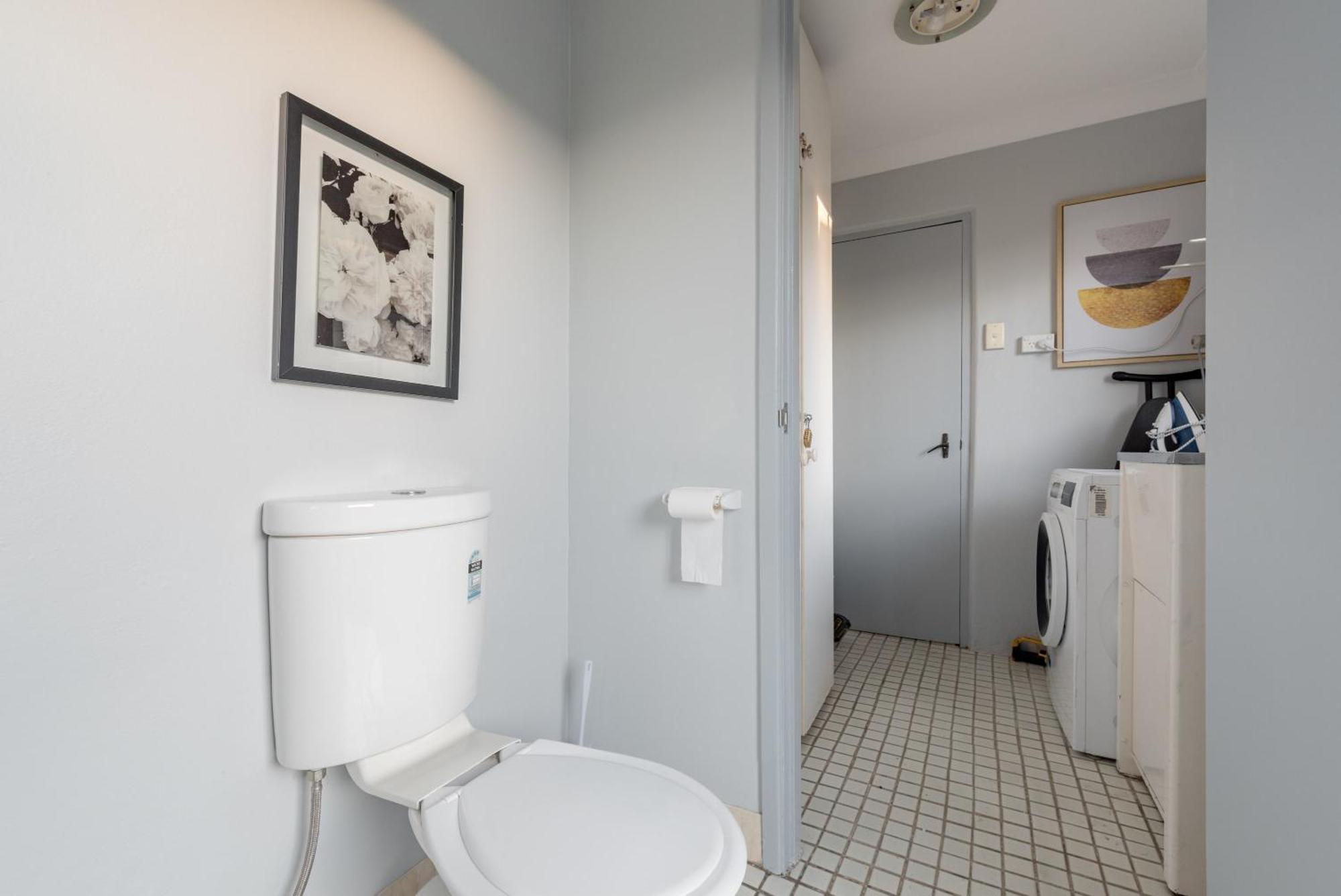 Bright Single - Seconds To Bus Station & Park - Close To Chinatown - Shared Bathroom Guest house