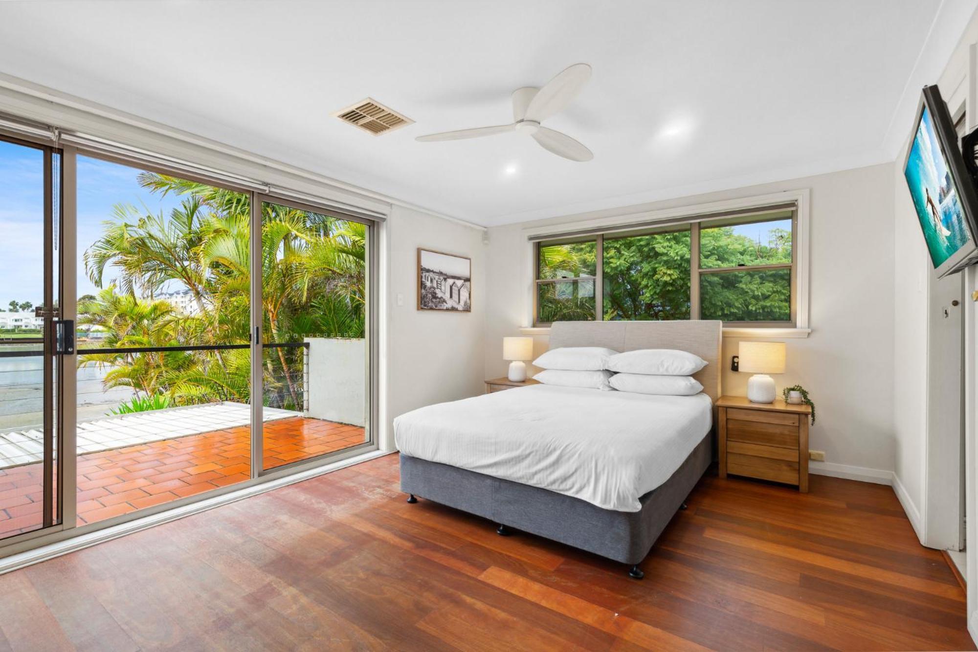 Modern 3-bed With Pool & Water Views By Holiday home *