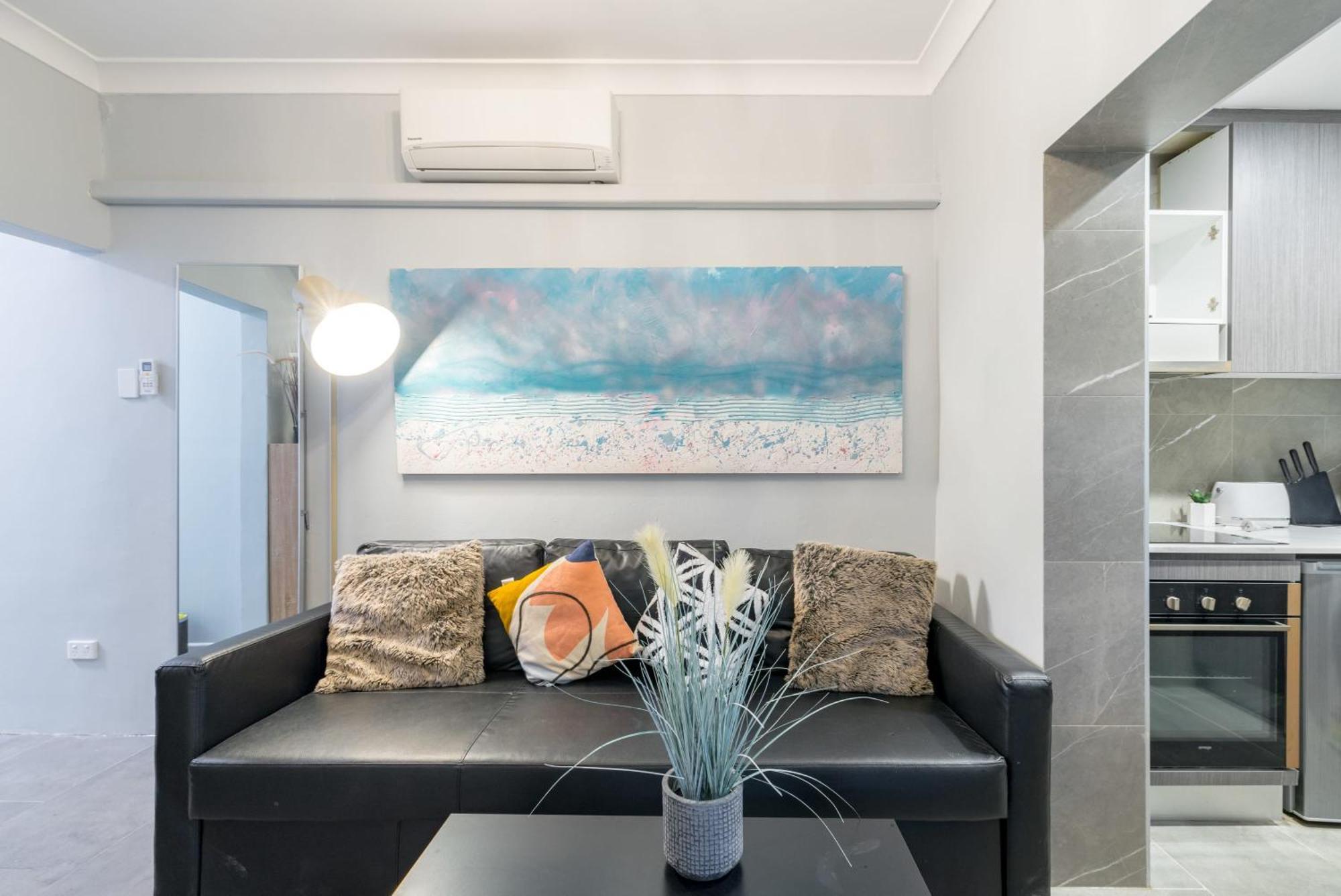 Chic Single - Ac - Next To Station - Nearby Cbd Usyd Uts Viewed Bistros - Shared Bathroom *
