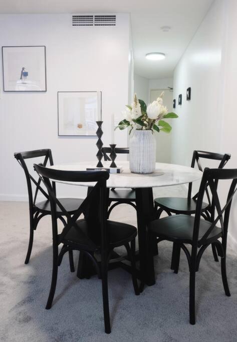 Chic Modern Oasis - Steps From Darling Harbour Apartment *