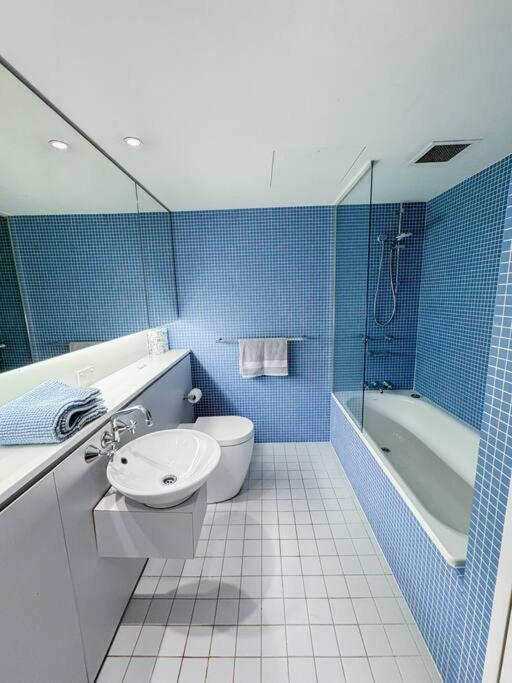 Chic Modern Oasis - Steps From Darling Harbour Apartment *
