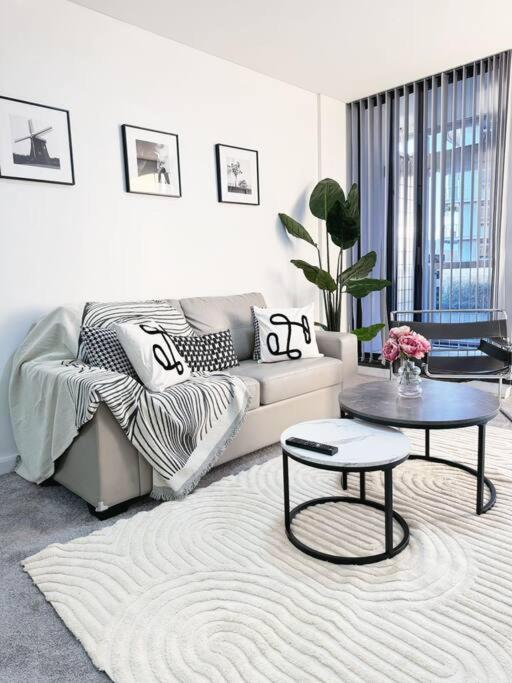 Chic Modern Oasis - Steps From Darling Harbour *