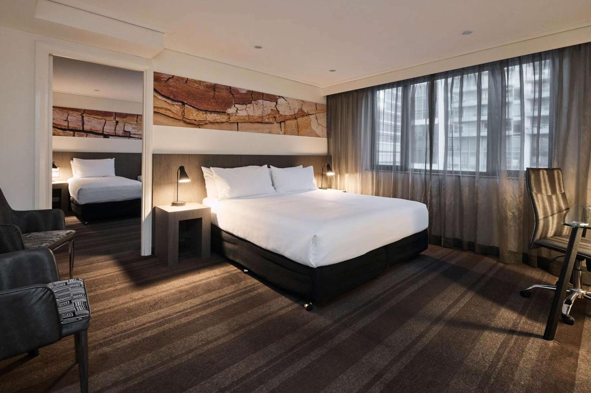 Rydges World Square 4*