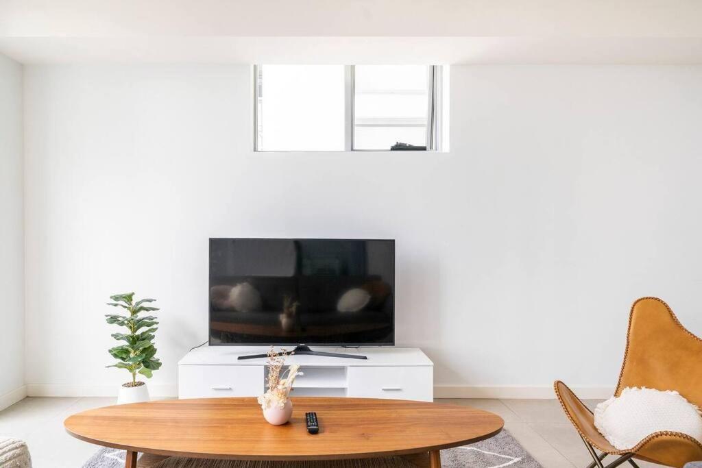 10m Lovely 2bedroom Abnb Near Airport & With Free Parking