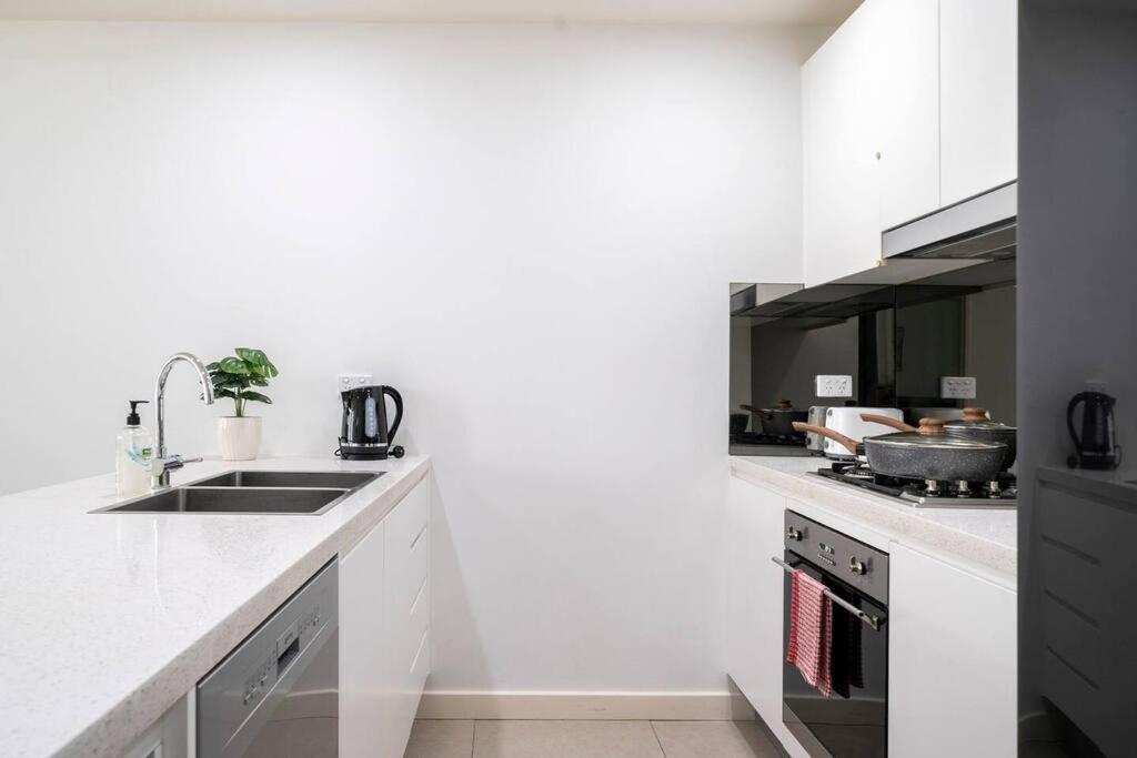 10m Lovely 2bedroom Abnb Near Airport & With Free Parking *