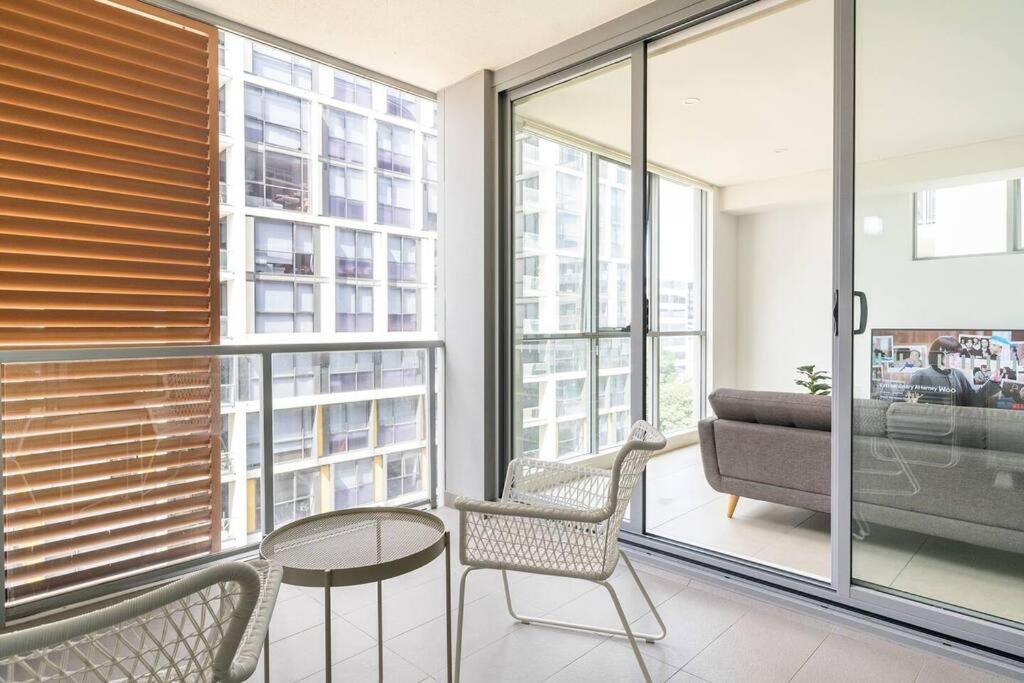Apartment 10m Lovely 2bedroom Abnb Near Airport & With Free Parking *