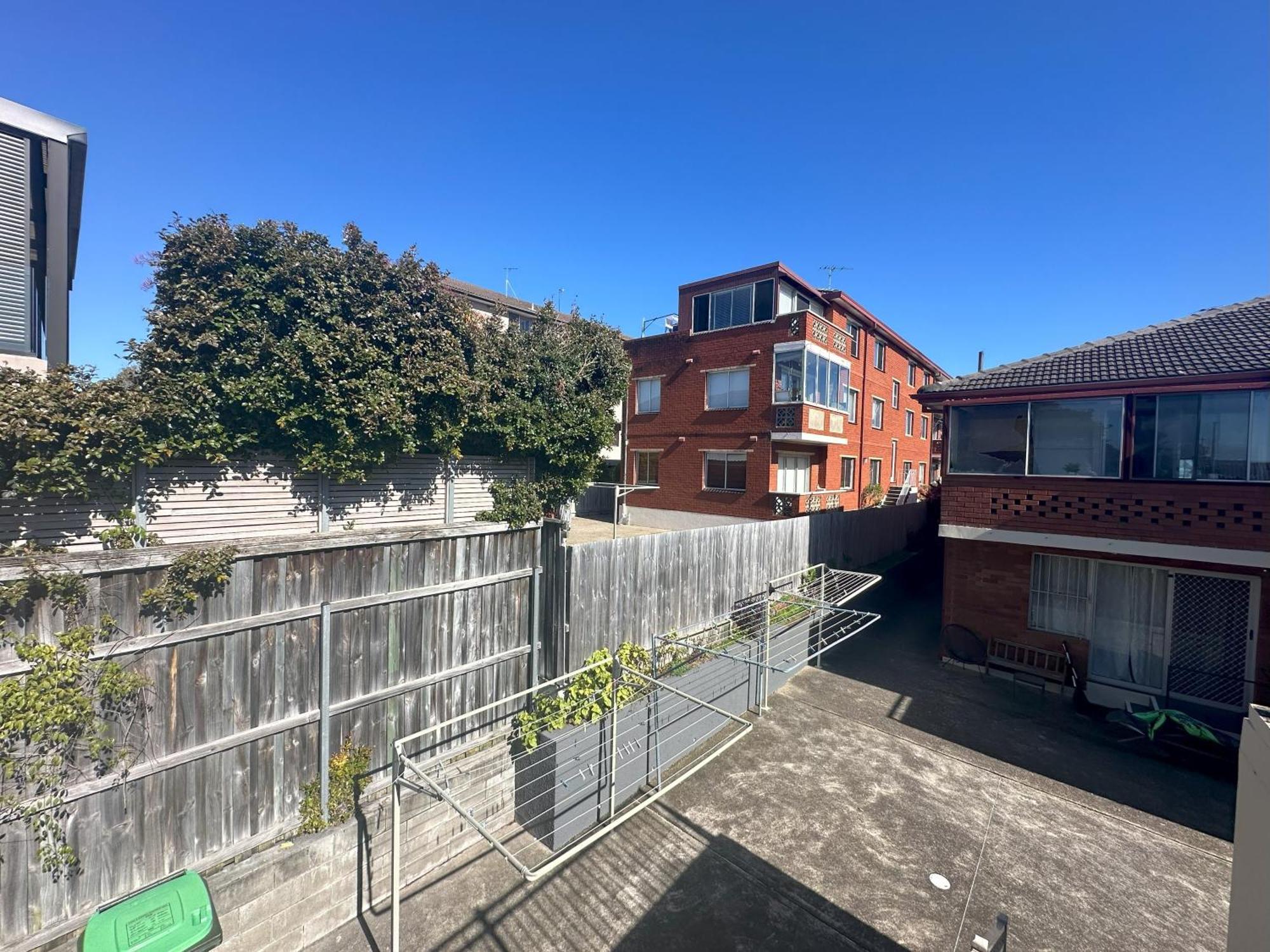 Homestay Coogee Sunrise Shared With Parking, Balcony & Work Desk Sydney