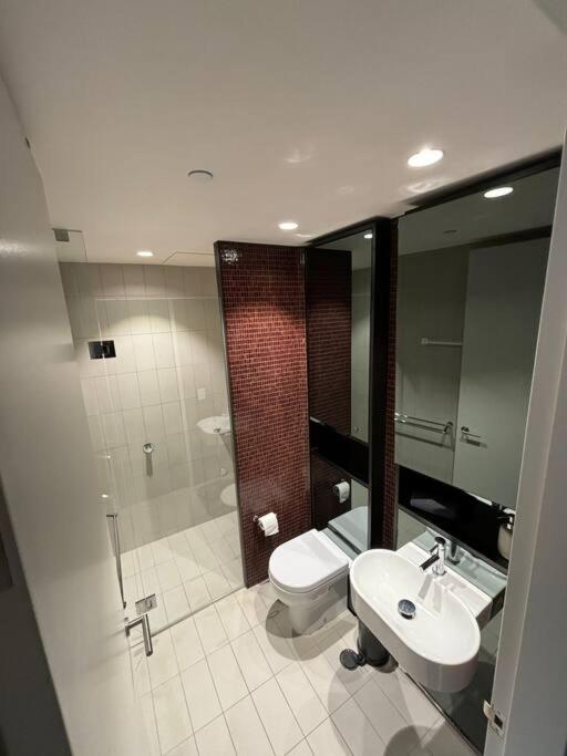 Accessible 2 Bedroom Centre Apartment *