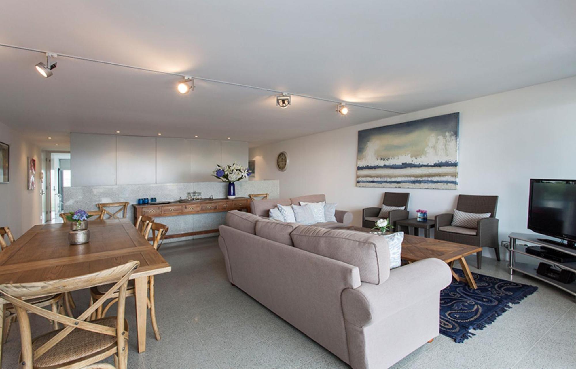 Modern & Sleek, Minutes To The City. Parking/pool