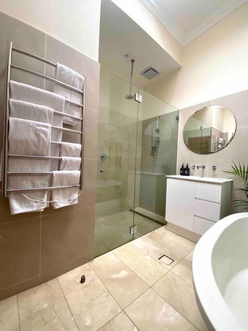 Immaculate 3 Bed - Close To Everything! *
