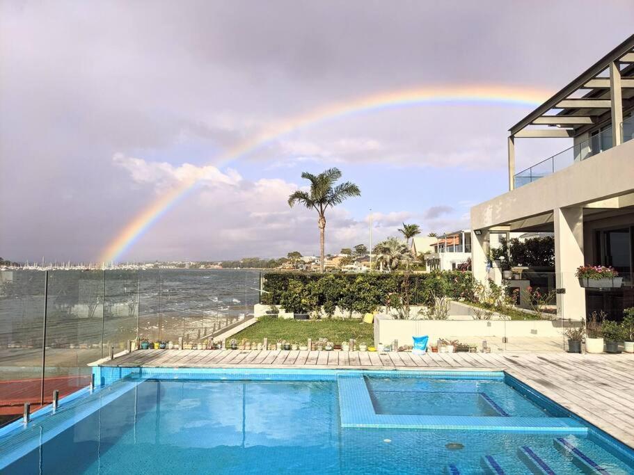 Holiday home Waterfront Oasis ,panoramic Views, Infinity Pool Sydney