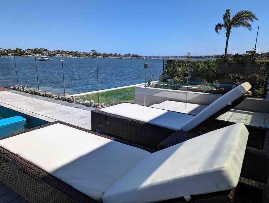 Waterfront Oasis ,panoramic Views, Infinity Pool Holiday home