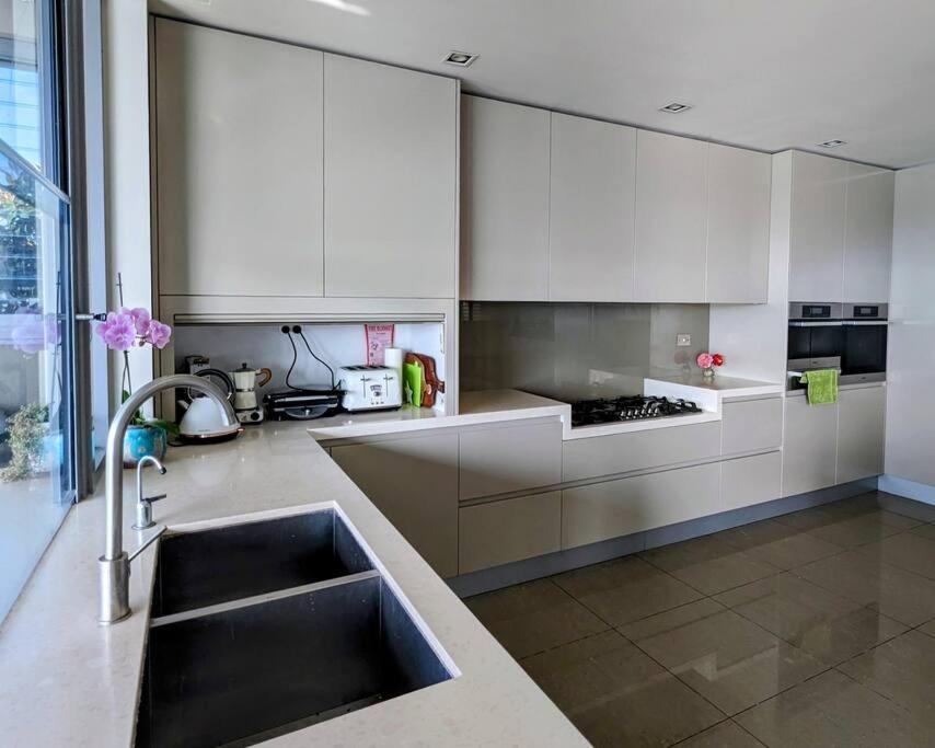 Waterfront Oasis ,panoramic Views, Infinity Pool Holiday home *