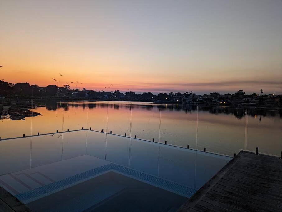 Waterfront Oasis ,panoramic Views, Infinity Pool Holiday home *