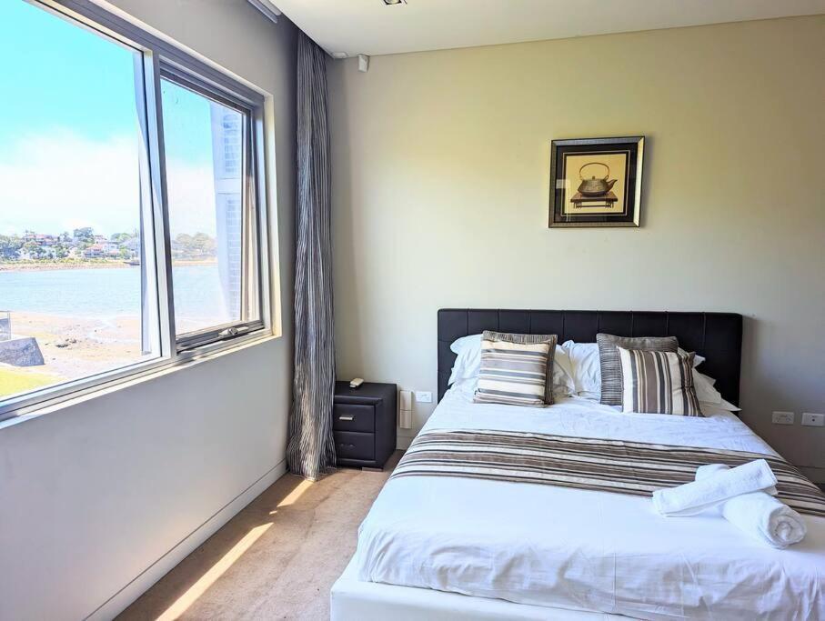 Waterfront Oasis ,panoramic Views, Infinity Pool Holiday home