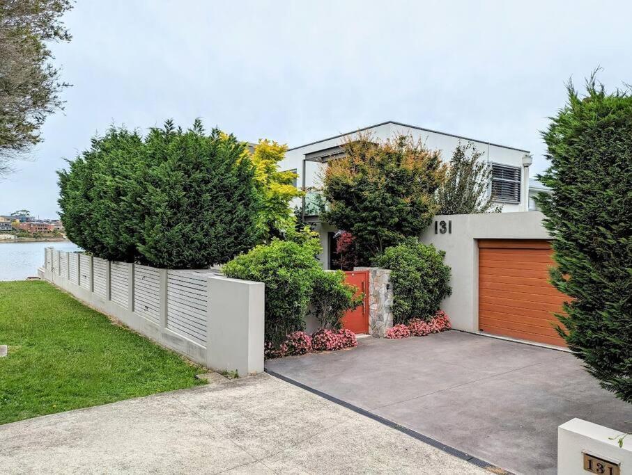 Waterfront Oasis ,panoramic Views, Infinity Pool Holiday home