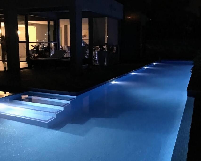 Waterfront Oasis ,panoramic Views, Infinity Pool Holiday home *