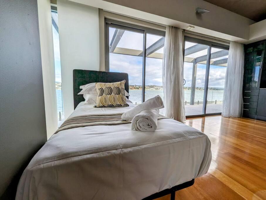 Waterfront Oasis ,panoramic Views, Infinity Pool Sydney