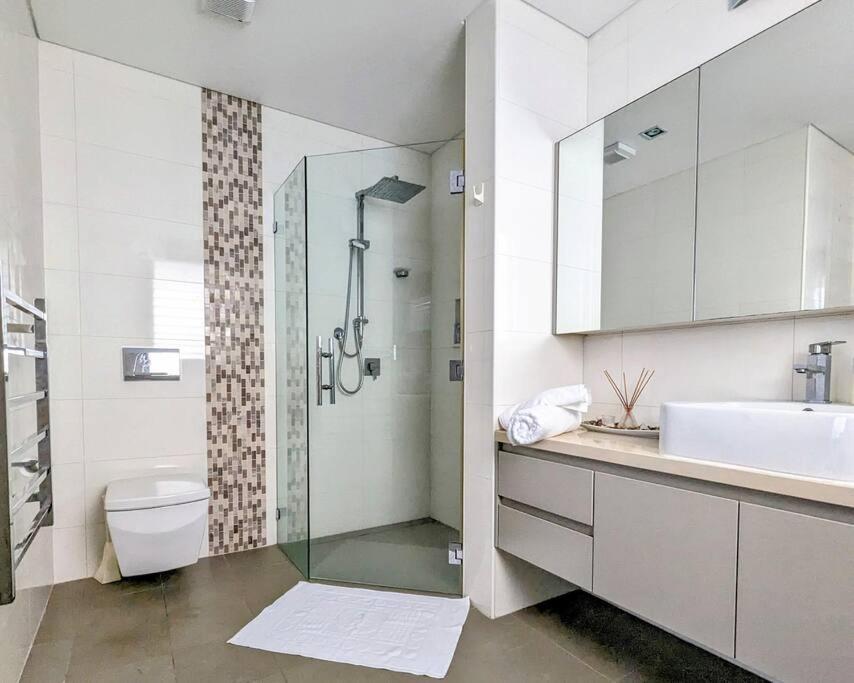 Holiday home Waterfront Oasis ,panoramic Views, Infinity Pool Sydney