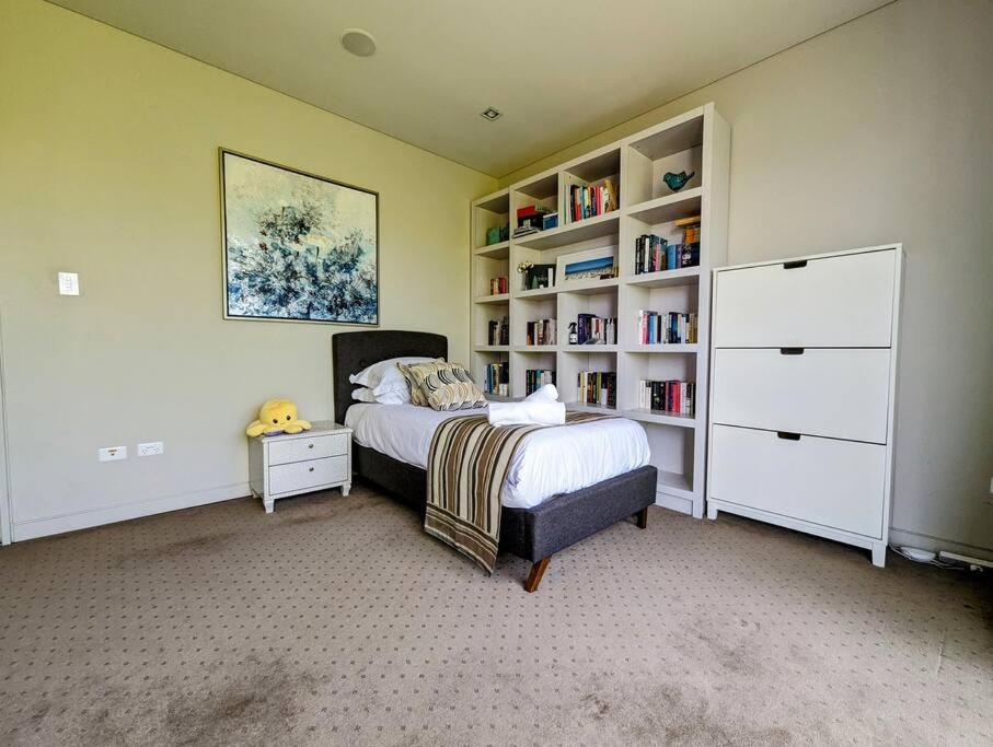 Waterfront Oasis ,panoramic Views, Infinity Pool Holiday home Sydney