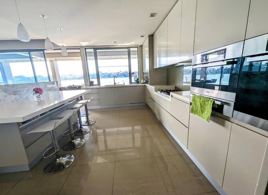 Holiday home Waterfront Oasis ,panoramic Views, Infinity Pool Sydney