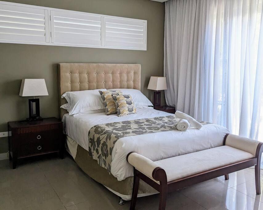 Holiday home Waterfront Oasis ,panoramic Views, Infinity Pool Sydney