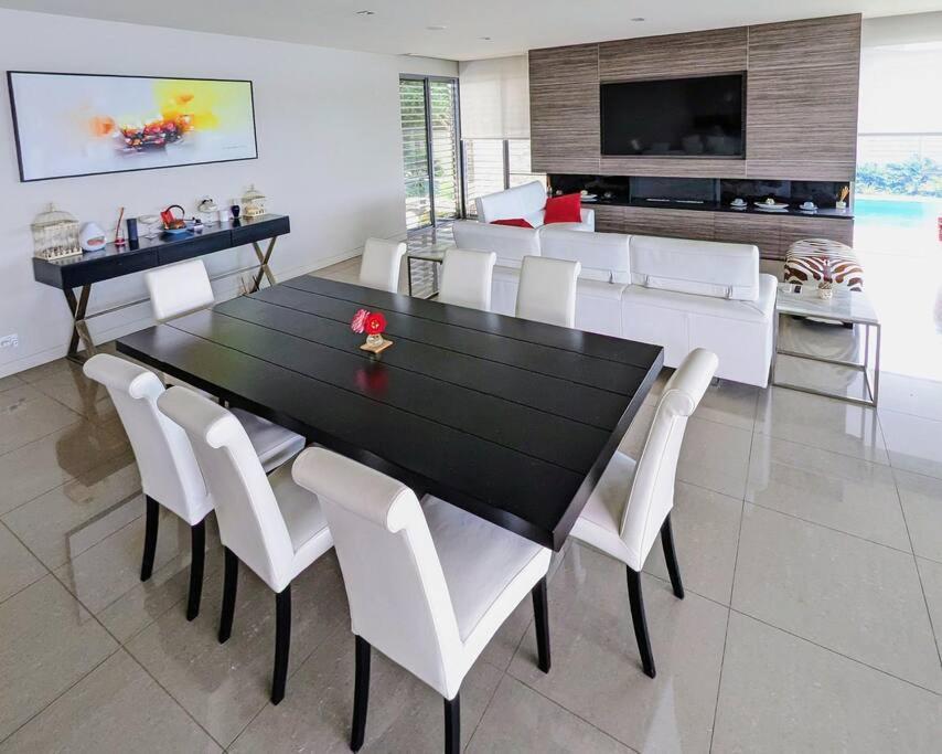 Waterfront Oasis ,panoramic Views, Infinity Pool Holiday home Sydney