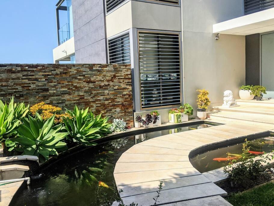 Waterfront Oasis ,panoramic Views, Infinity Pool Holiday home