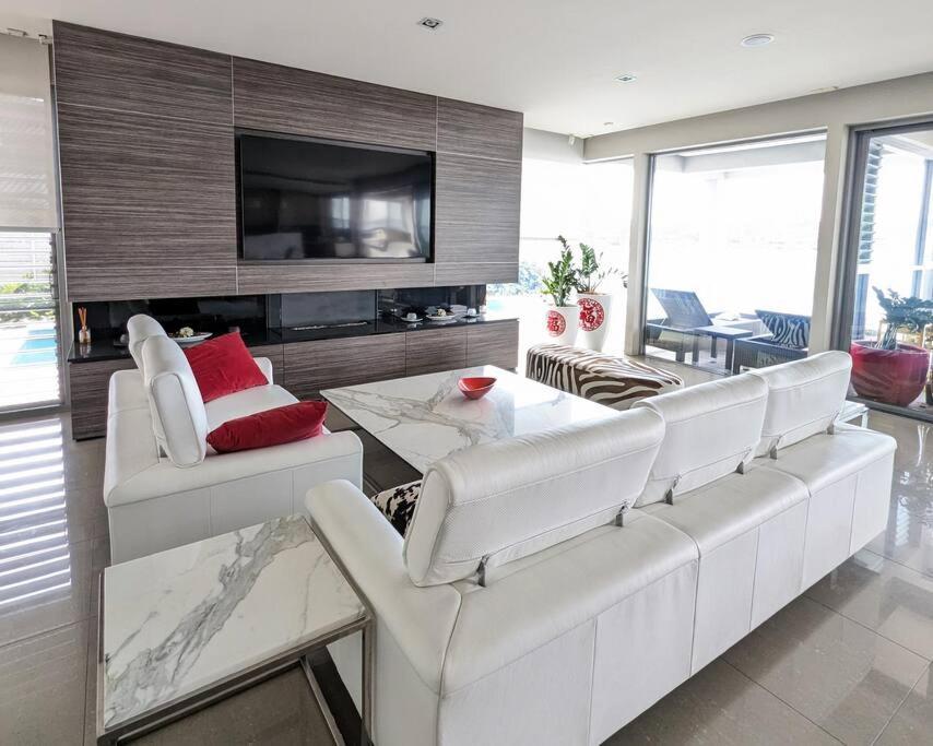Waterfront Oasis ,panoramic Views, Infinity Pool Holiday home