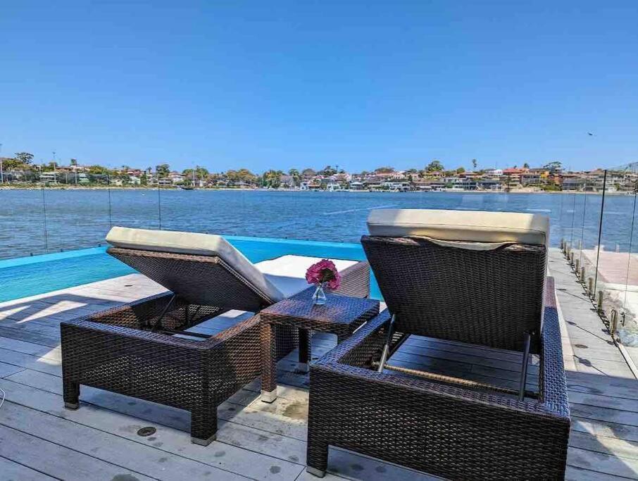 Holiday home Waterfront Oasis ,panoramic Views, Infinity Pool Sydney
