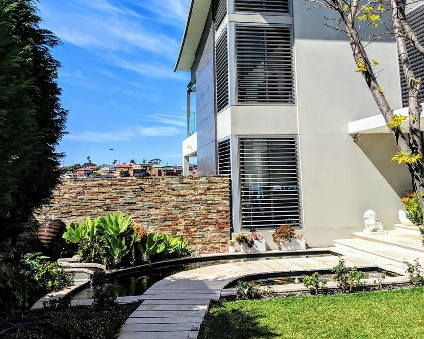 Waterfront Oasis ,panoramic Views, Infinity Pool Holiday home *