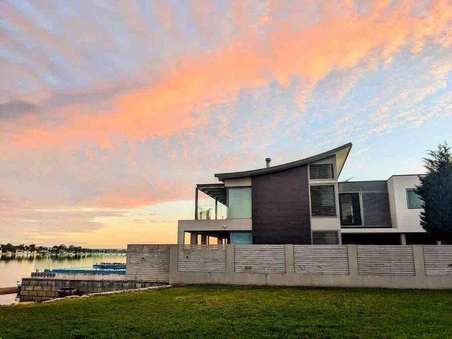 Holiday home Waterfront Oasis ,panoramic Views, Infinity Pool *