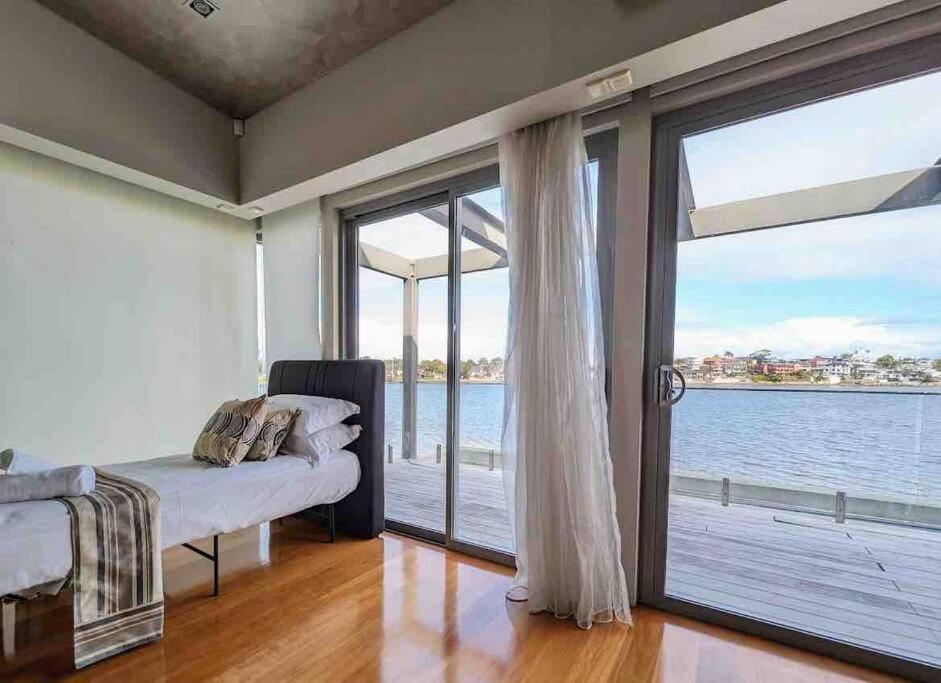Waterfront Oasis ,panoramic Views, Infinity Pool Holiday home