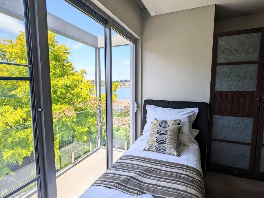 Waterfront Oasis ,panoramic Views, Infinity Pool Holiday home *