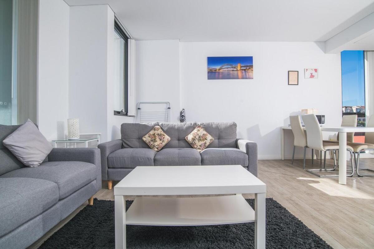 Ultimate Rosebery Convenience - Parking Available Apartment