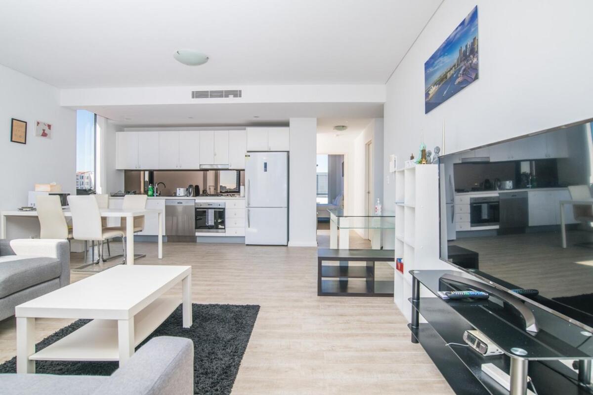 Ultimate Rosebery Convenience - Parking Available Apartment Sydney