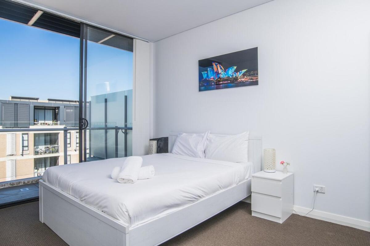 Ultimate Rosebery Convenience - Parking Available Apartment