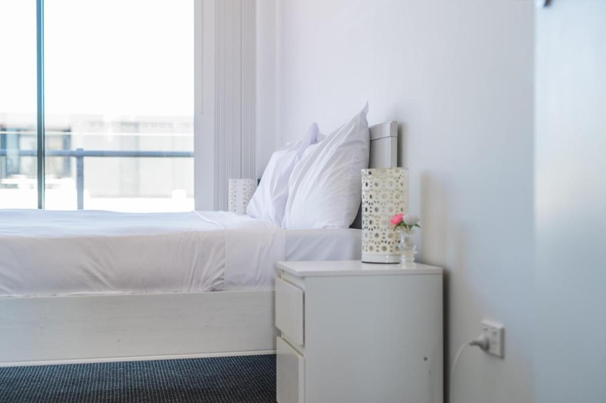 Ultimate Rosebery Convenience - Parking Available Apartment *