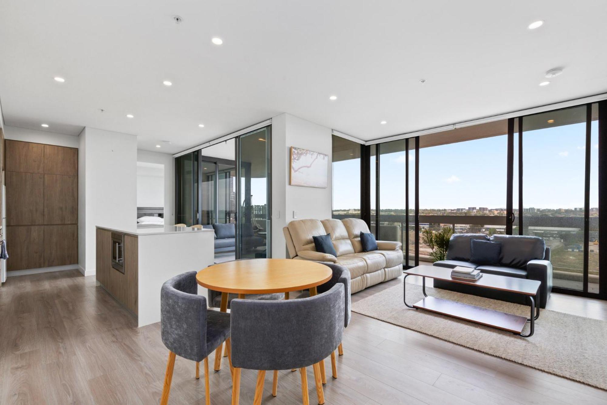 Luxe 2-bed: Modern Interiors Balcony & Bbq Area