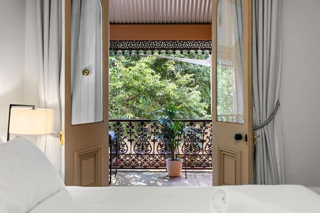 Elegant 6-bed With Harbour Views *