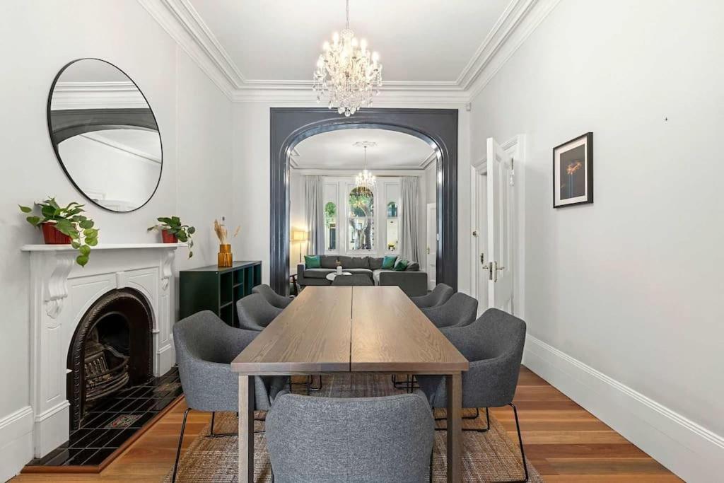 Elegant 6-bed With Harbour Views Sydney