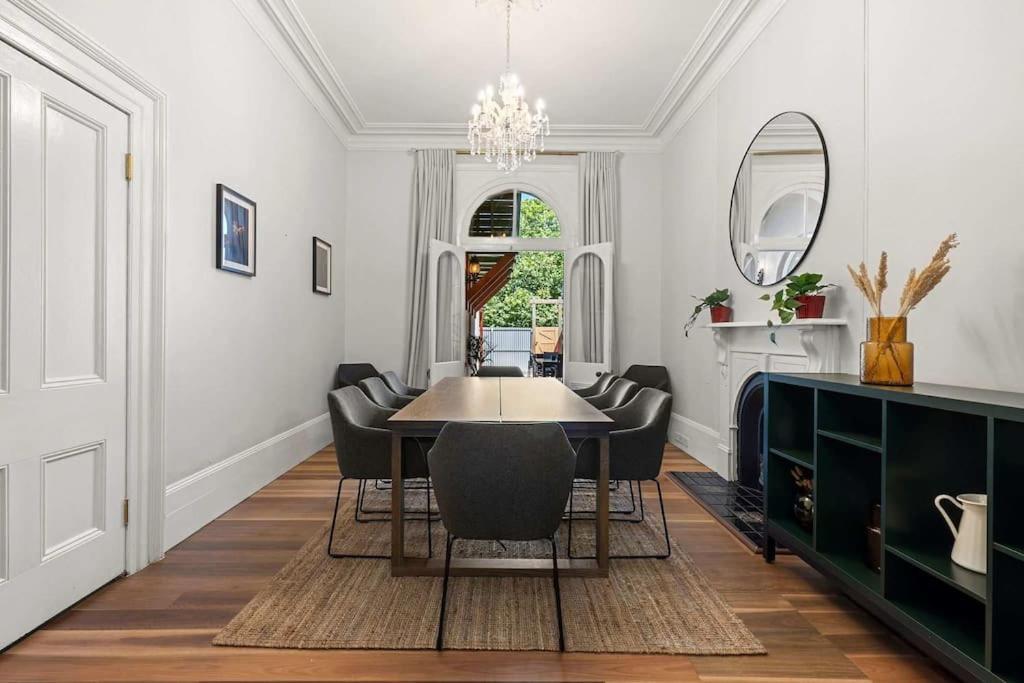 Elegant 6-bed With Harbour Views * Sydney