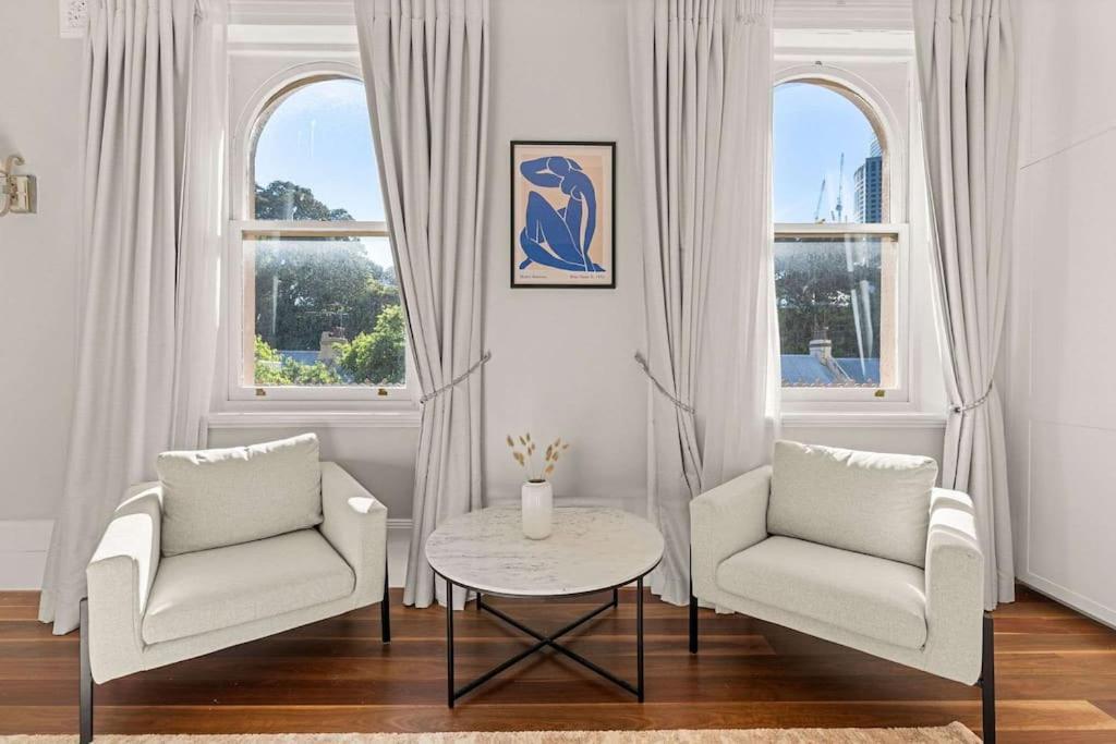 Elegant 6-bed With Harbour Views