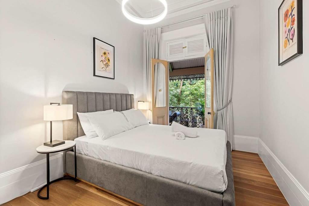 Elegant 6-bed With Harbour Views Apartment