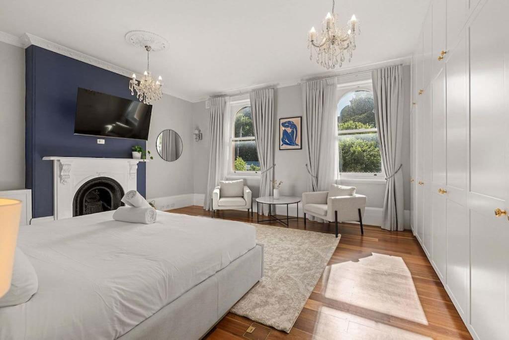 Elegant 6-bed With Harbour Views *