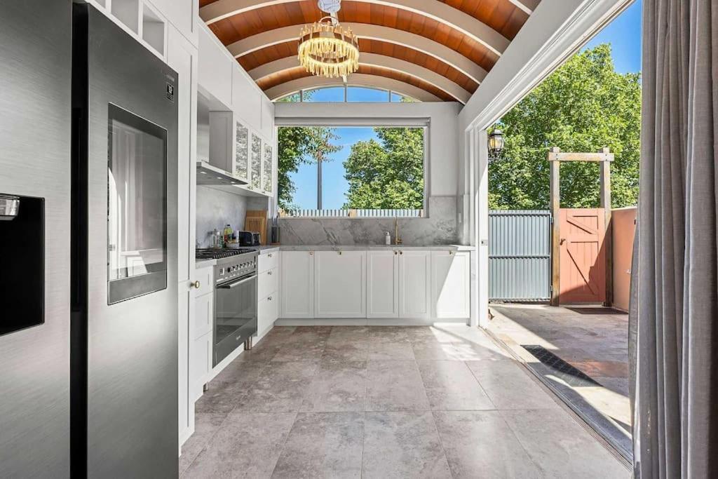 Elegant 6-bed With Harbour Views